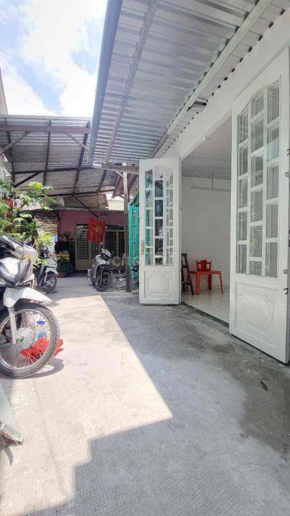 Small family home in quiet alley, clean and flood-free