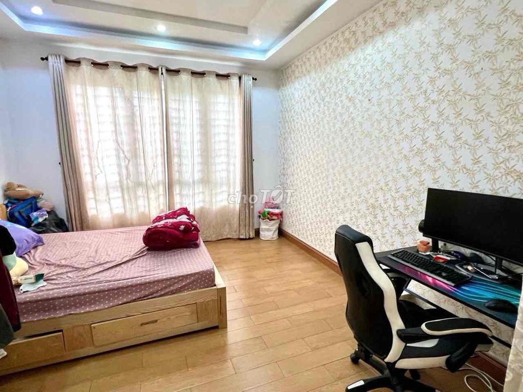Spacious 3-Bedroom House with Car Parking