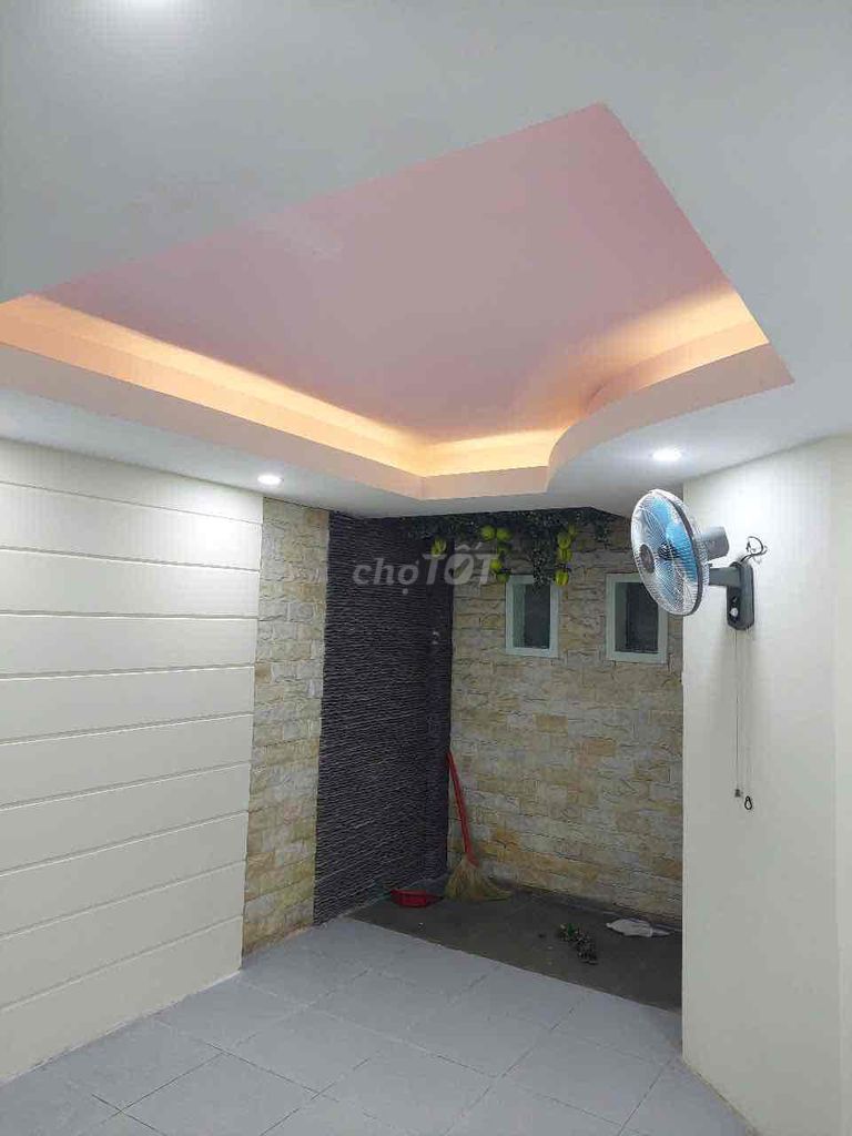 Modern 6-Room Townhouse with Office Potential