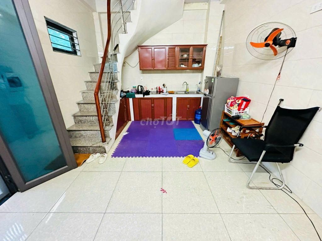 3-Floor Townhouse with Kitchen and Air Conditioning