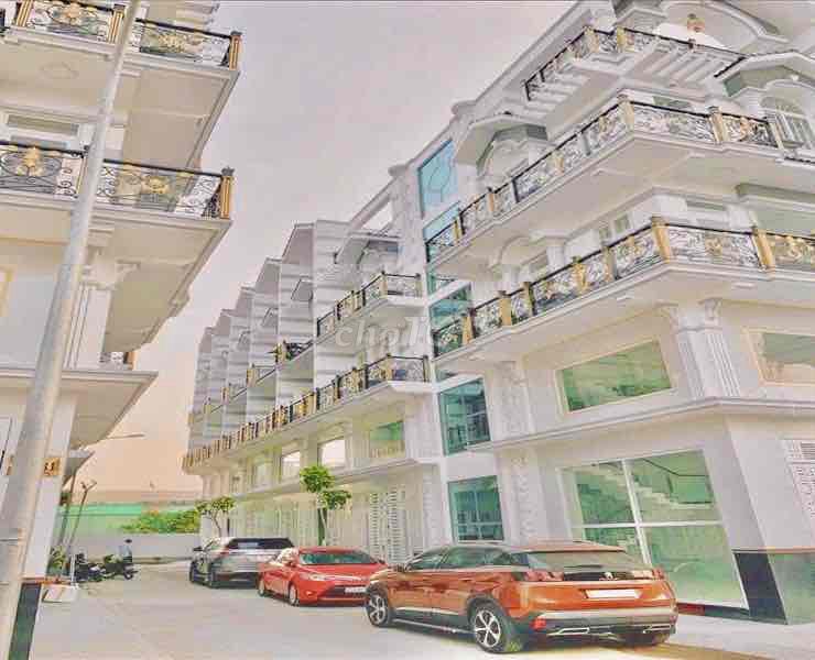 Spacious 5-Bedroom Townhouse with Garage and Karaoke