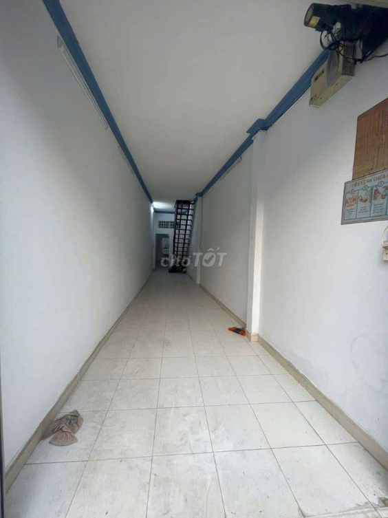 Spacious House for Rent - Business and Living Potential