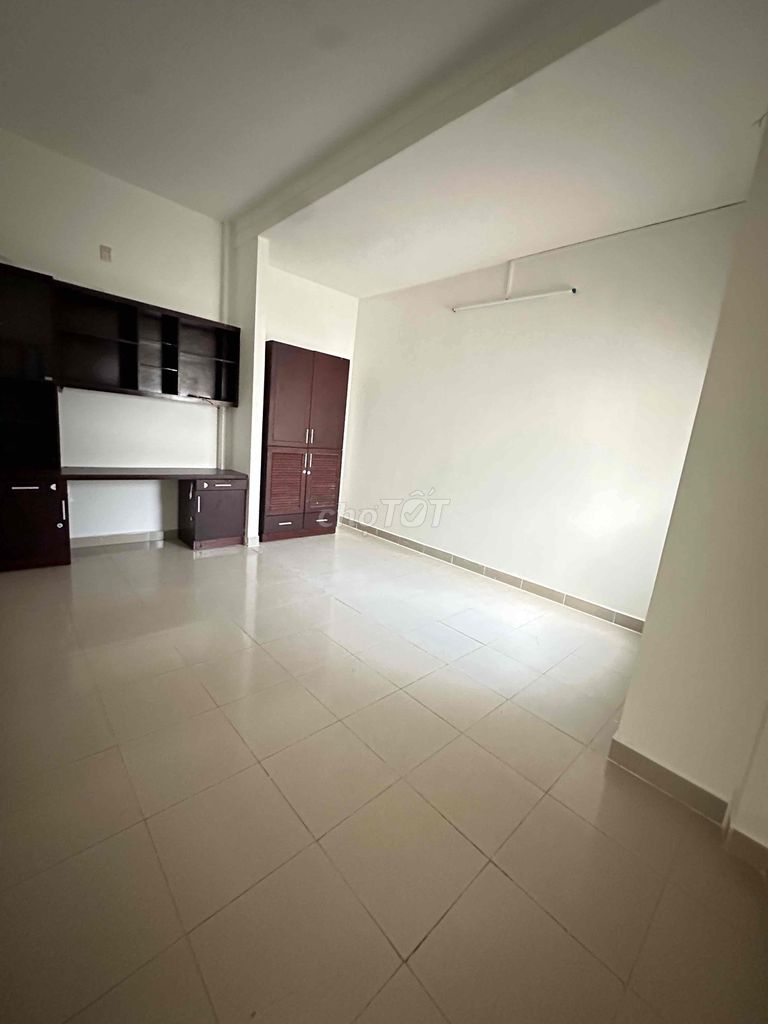 3-Bedroom House with Parking in Binh Trung Tay