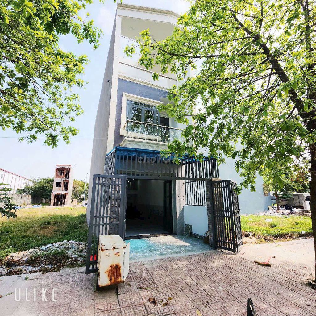 Modern 4BR House with Parking in Binh Duong