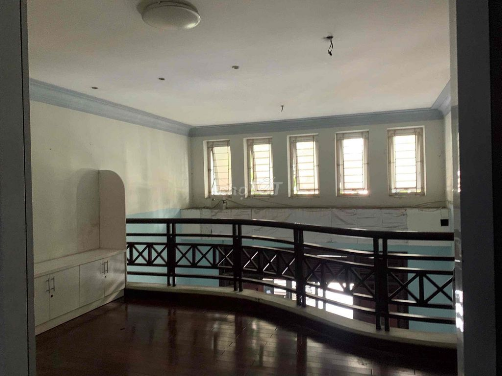 Spacious 1-story house with mezzanine and wide parking space