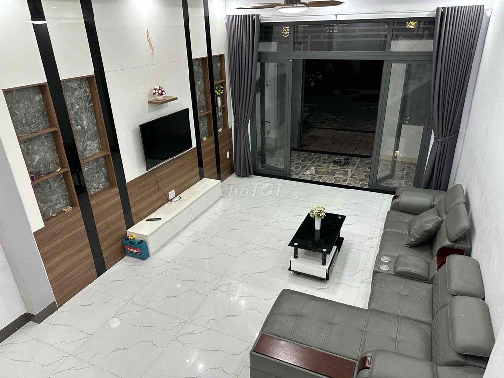 Modern 2-Bedroom House with Furnished Interior