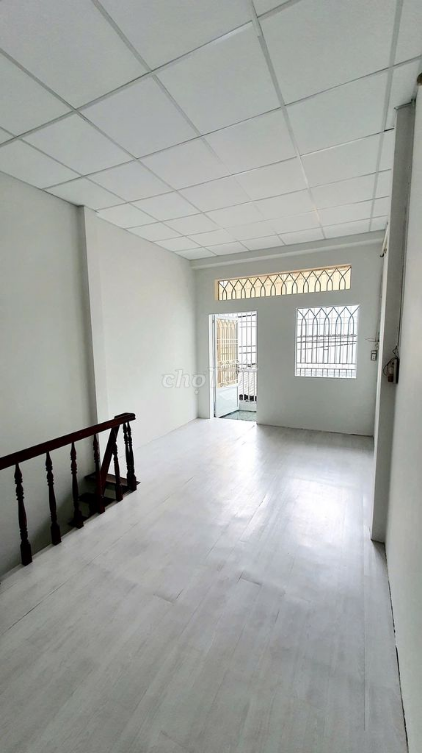 Nguyen Son Street Rental: Spacious 2-Level House with Air Conditioning