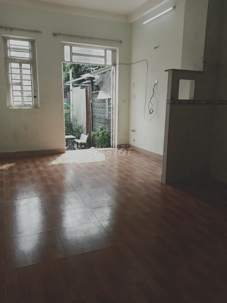 Spacious Studio Near Markets and University