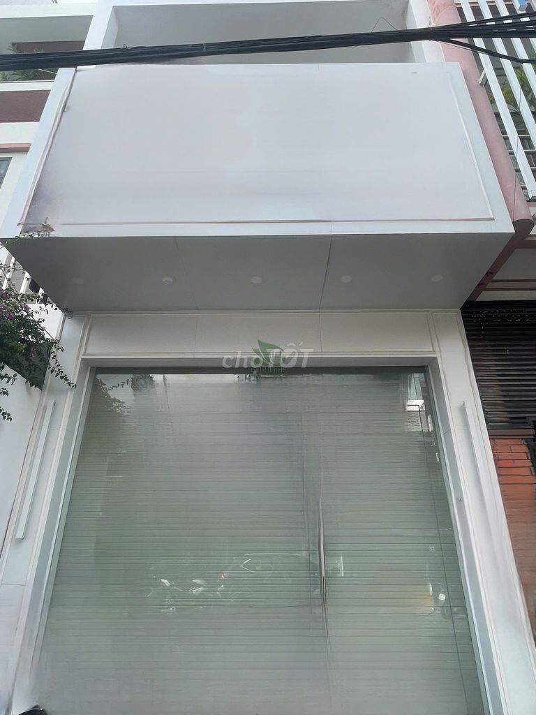 Modern 80m² Commercial Space with Two Levels