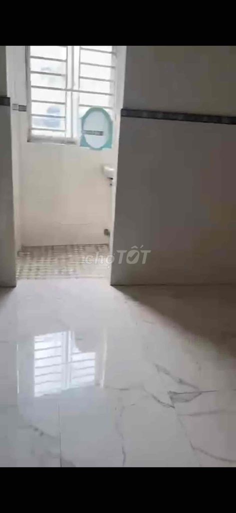 3-Story House with 4 Bedrooms Near Amenities