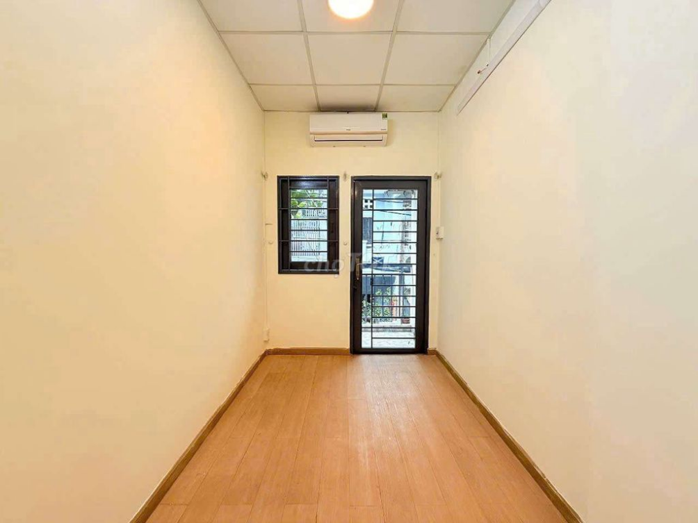 Compact House for Rent - Ideal for Business and Living