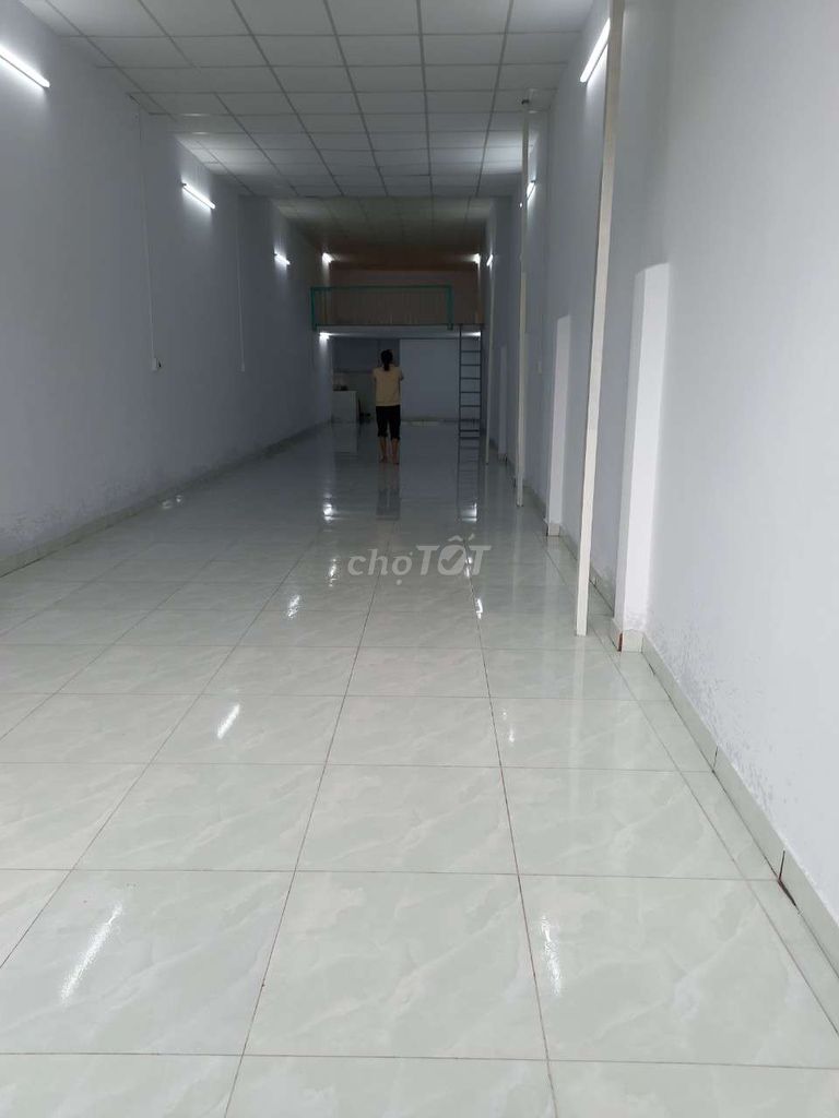 Large 100m2 Commercial Space in District 12