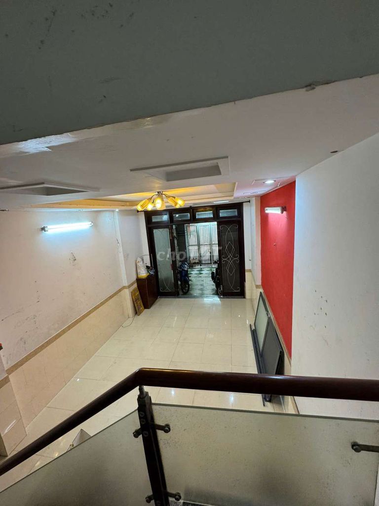 Modern 3-Bedroom Townhouse Near Transport College