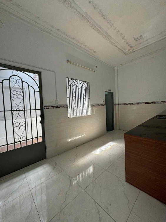 Spacious Front Street House in Q12 with Wide Yard
