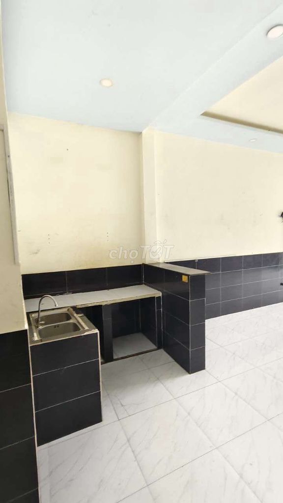 Spacious House with Parking in District 9