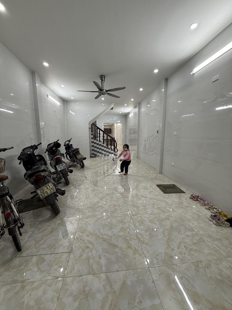 60m² Commercial Space Near Market and Schools