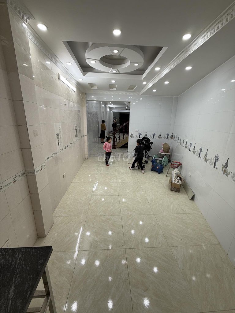 60m² Commercial Space Near Market and Schools