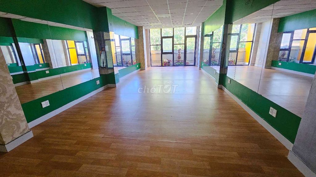 Large Commercial Space with Elevator in District 8