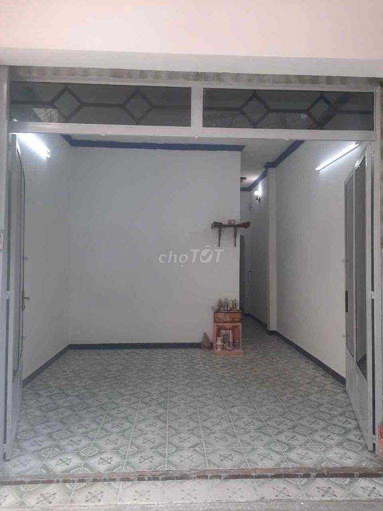 Spacious 4x17m House with Car Access