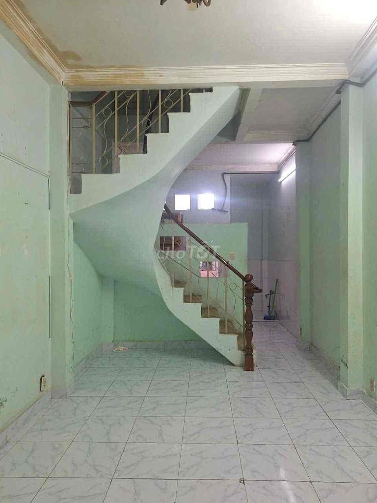 2-Bedroom House with Parking in District 10