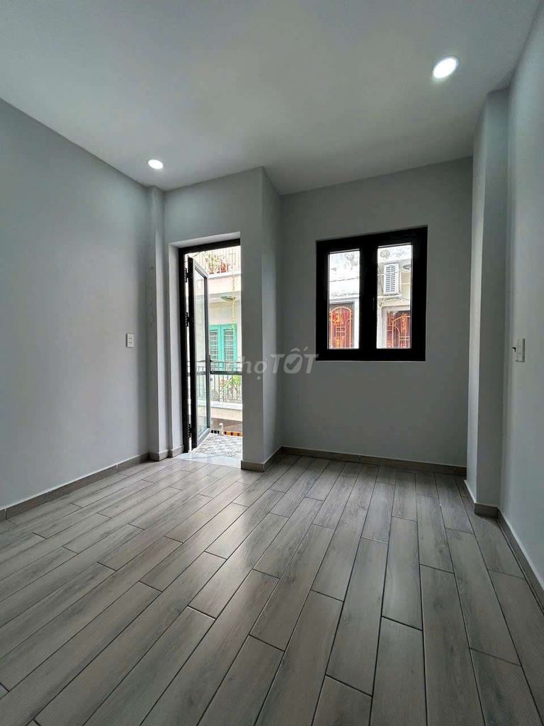 Modern 2BR Townhouse with Balcony in District 11