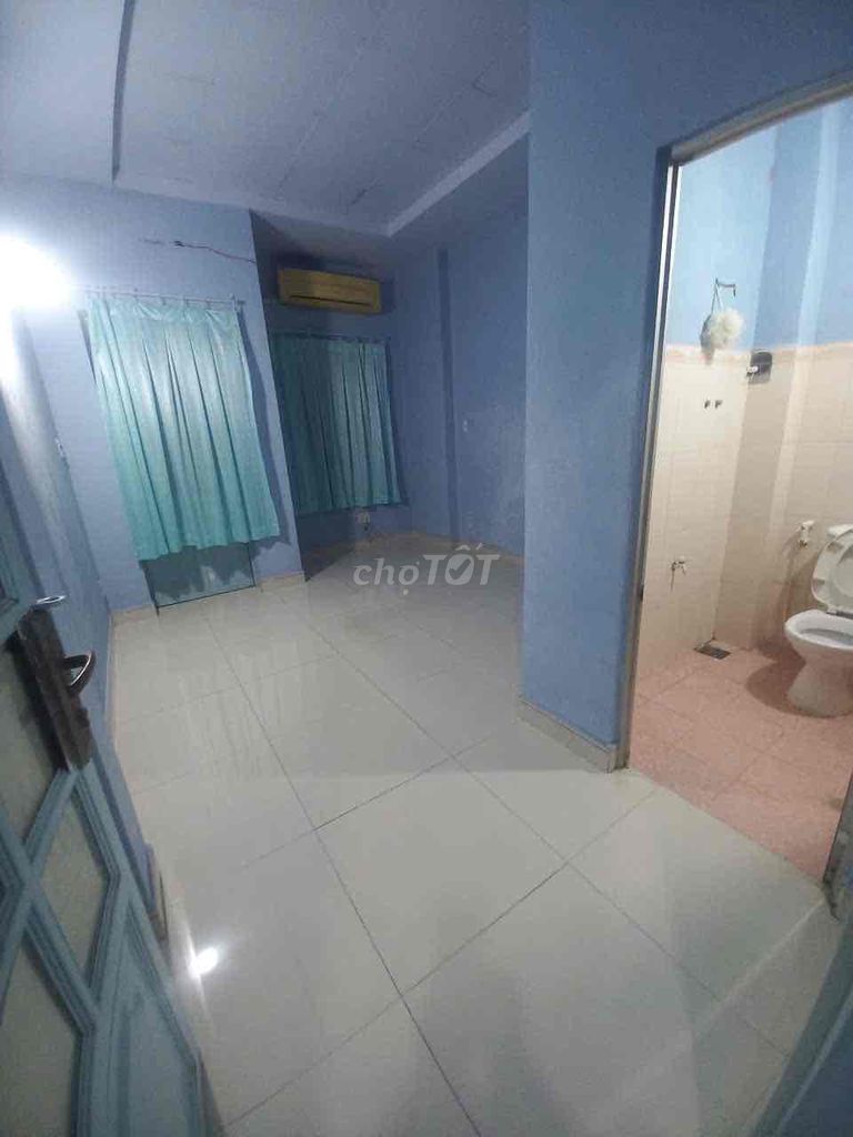 Modern 2-Bedroom Townhouse with Air Conditioning