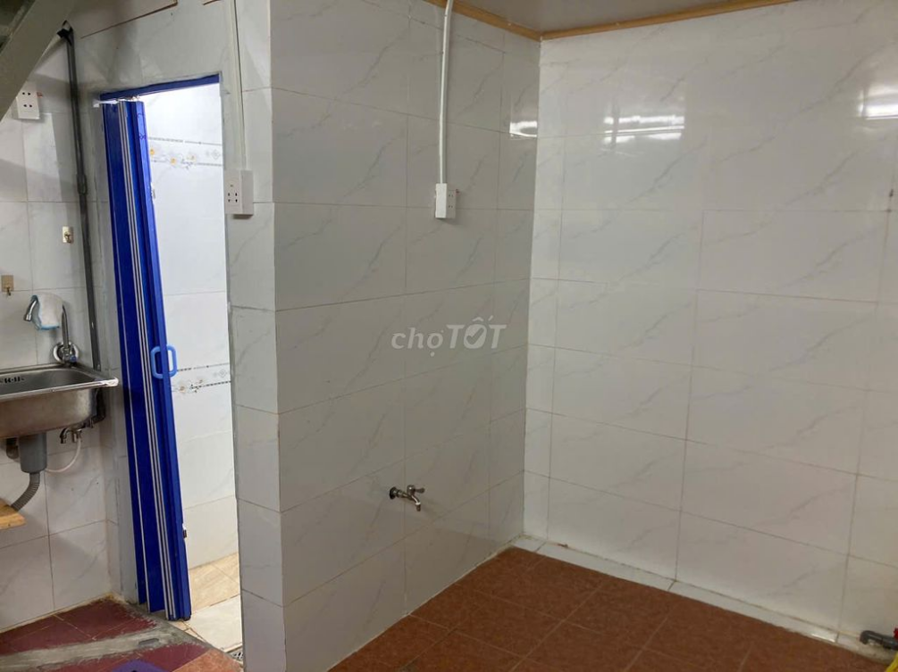 Қажетті жабдықтары бар ықшам жөнделген студиялық пәтер