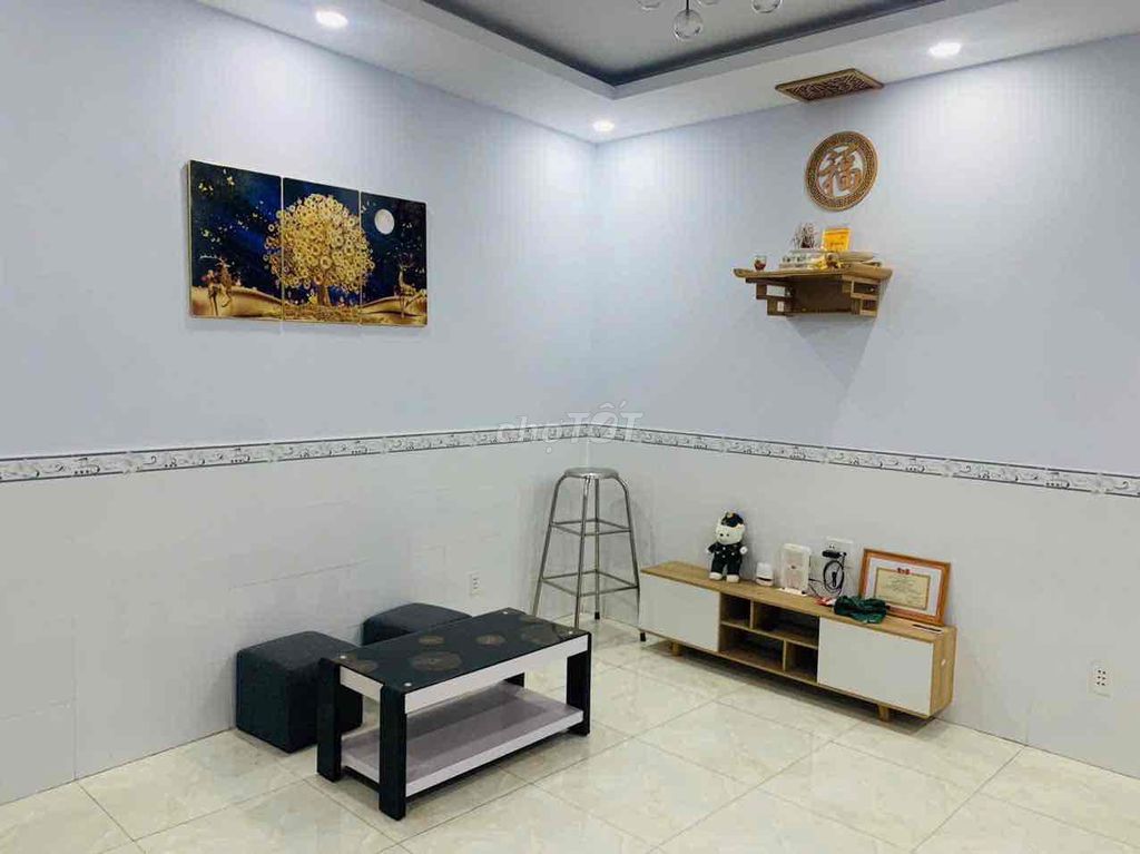 Spacious 2-Bedroom House with Garden Near Market