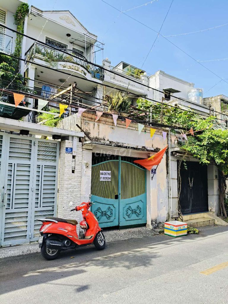 Spacious House Near Metro with Parking