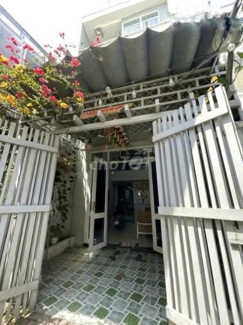 Spacious Three-Bedroom House with Modern Kitchen