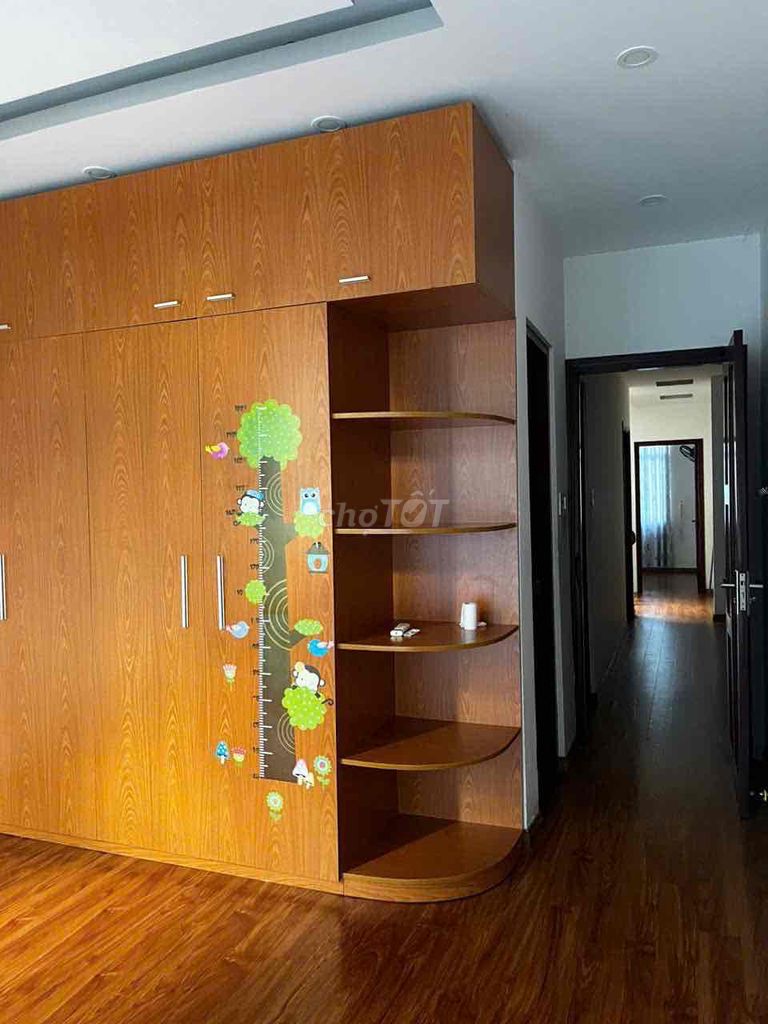 Modern 3-Story House with 4 Bedrooms in City