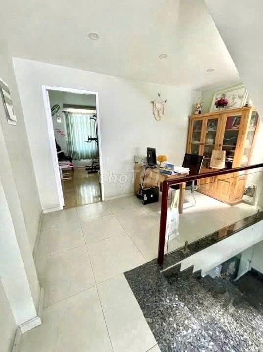 Spacious Three-Bedroom House with Modern Kitchen