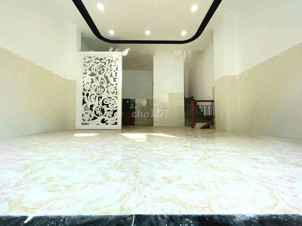 Modern 4-Bedroom Townhouse with New Renovation