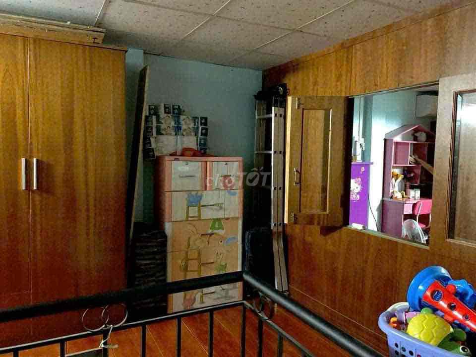 Two-Story House Near Market with Three Bedrooms
