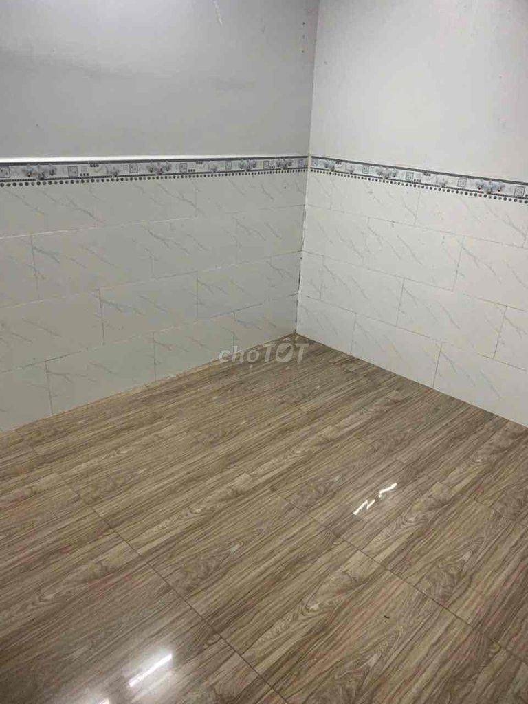Modern 1-Bed Apartment with New Flooring