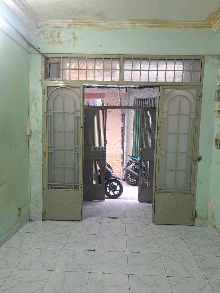 2-Bedroom House with Parking in District 10