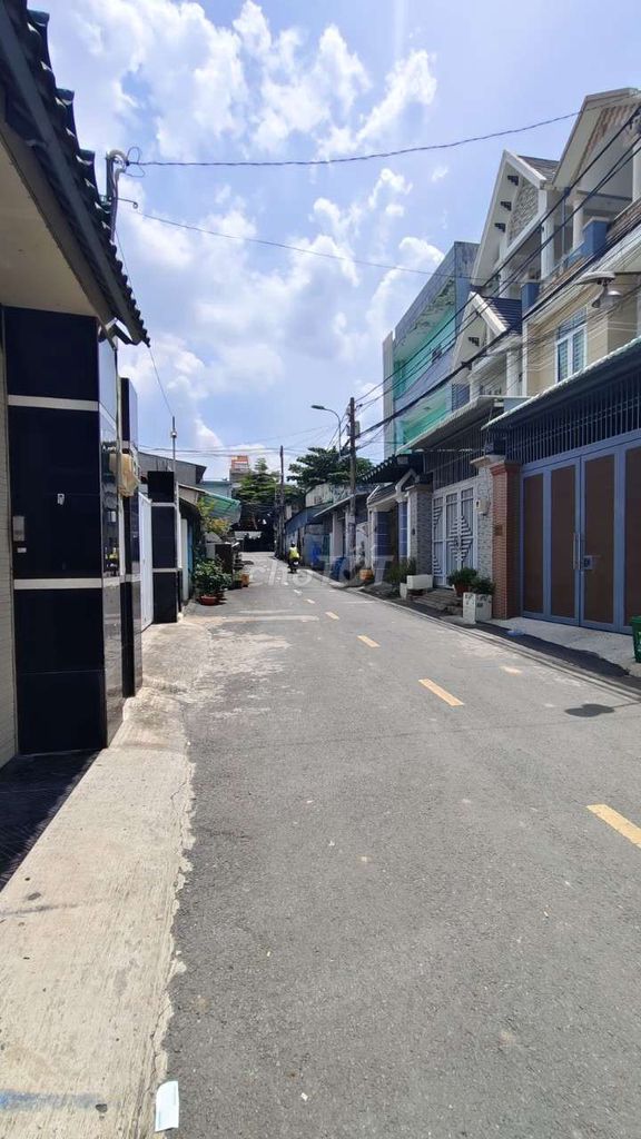Spacious House with Parking in District 9