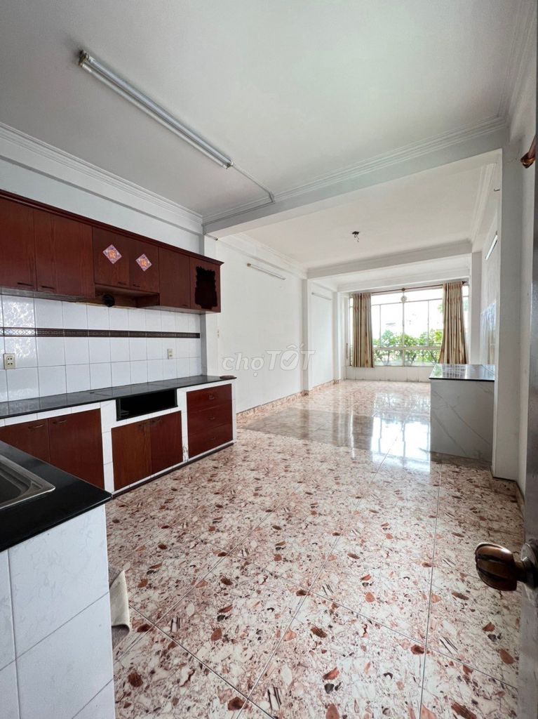 Spacious 5-Bedroom Commercial House Near Market