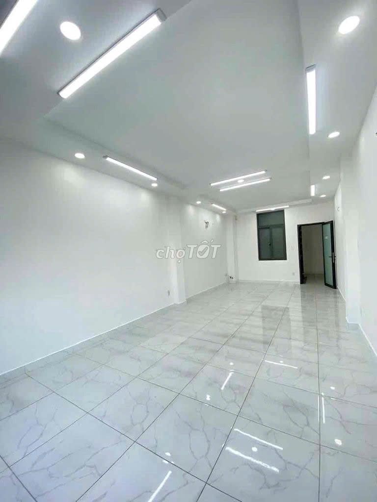 Modern 4-Story House Near Pearl Plaza