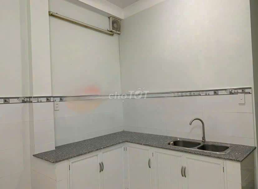 Modern 3-Bedroom Townhouse with Business Potential