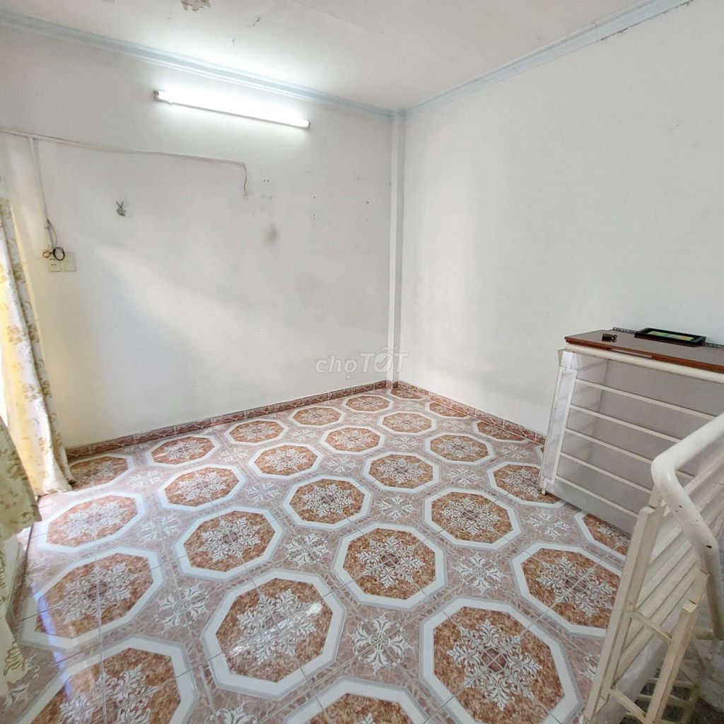 Modern One-Bedroom House with Balcony in GV