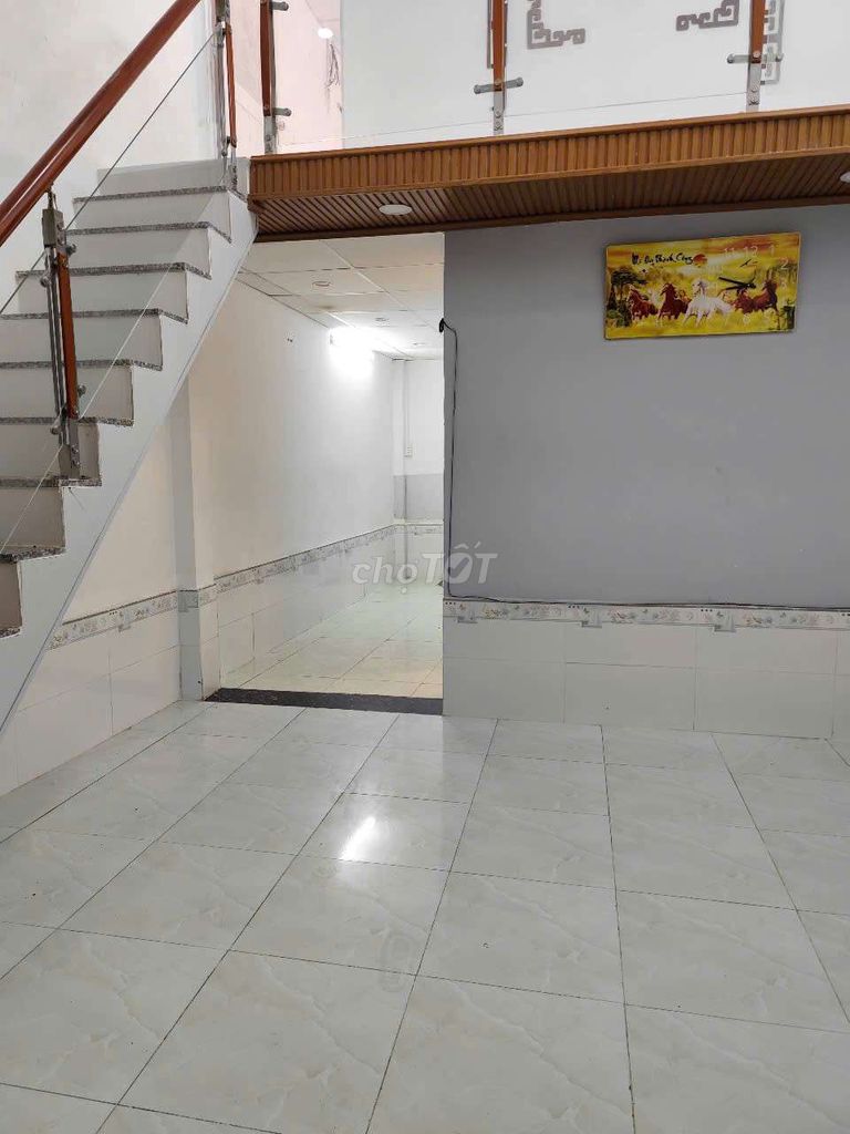 Modern 2-Bedroom House with Loft Near Market