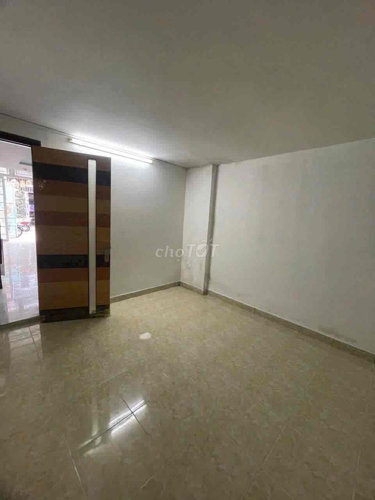 2-Story House with 3 Bedrooms Near CMT8