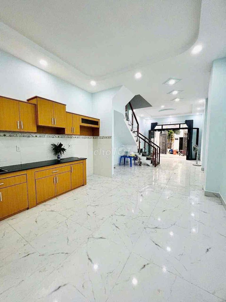 Modern 3-Bedroom House with Parking in District 2