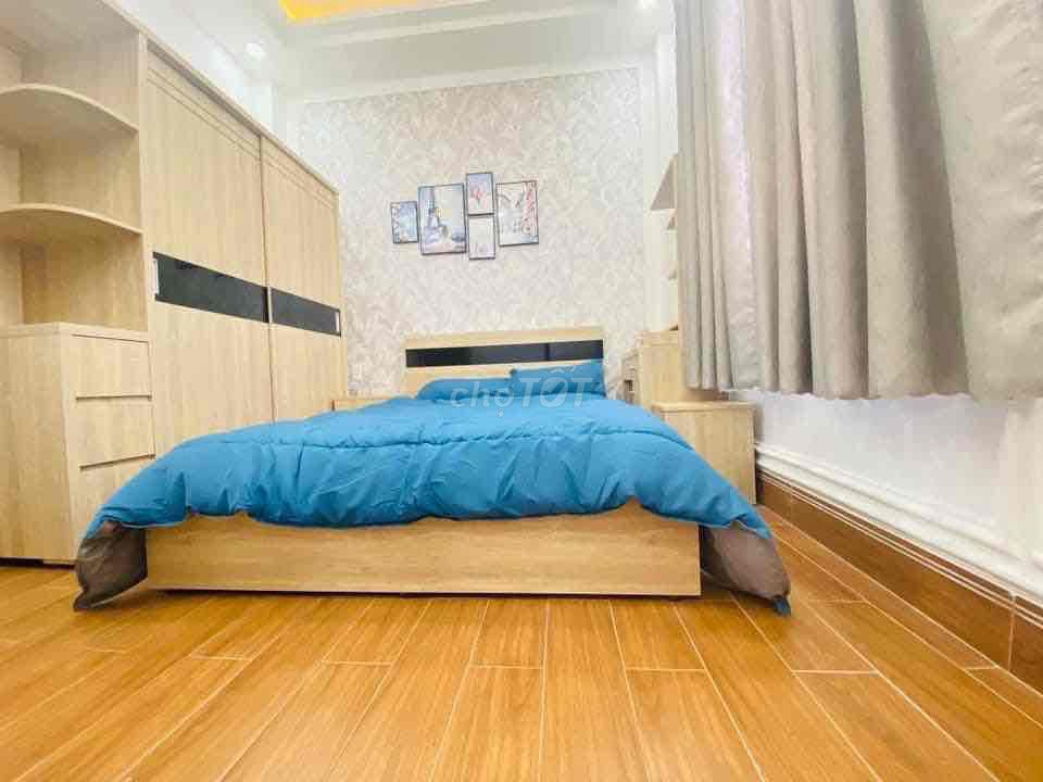Modern Hotel-Style Room with Private Bathroom