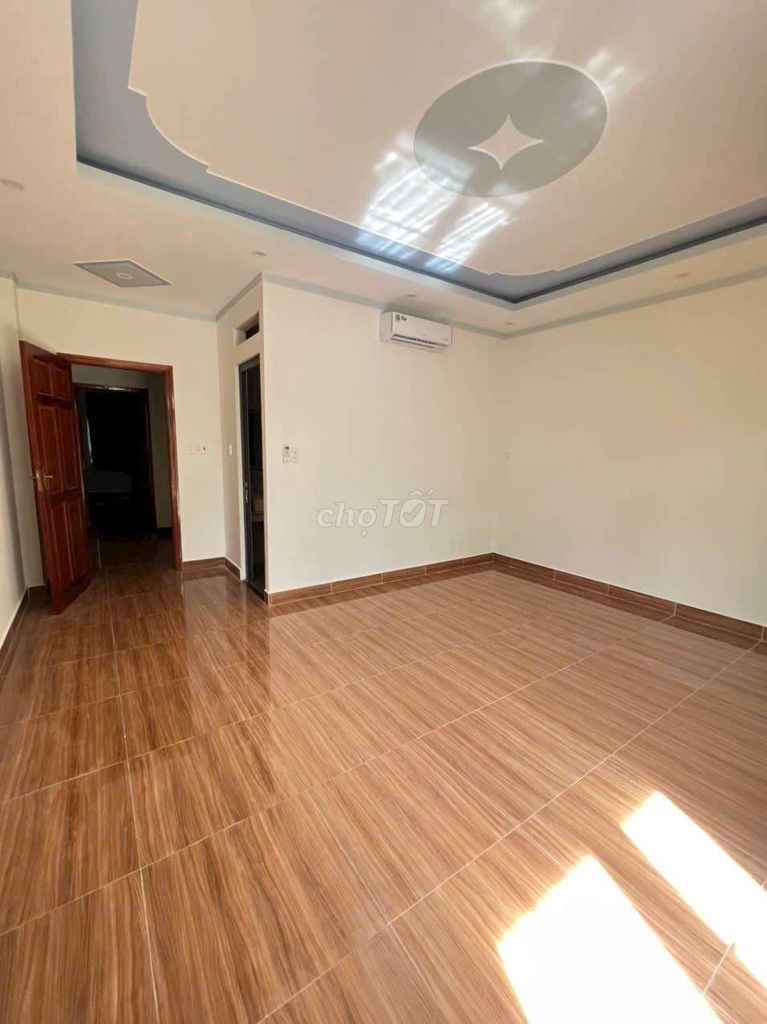 Modern 4-Bedroom Townhouse with Rooftop Terrace