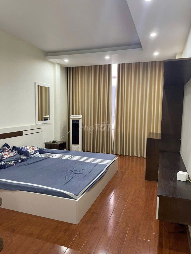 5-Floor House with Garage and 3 Bedrooms