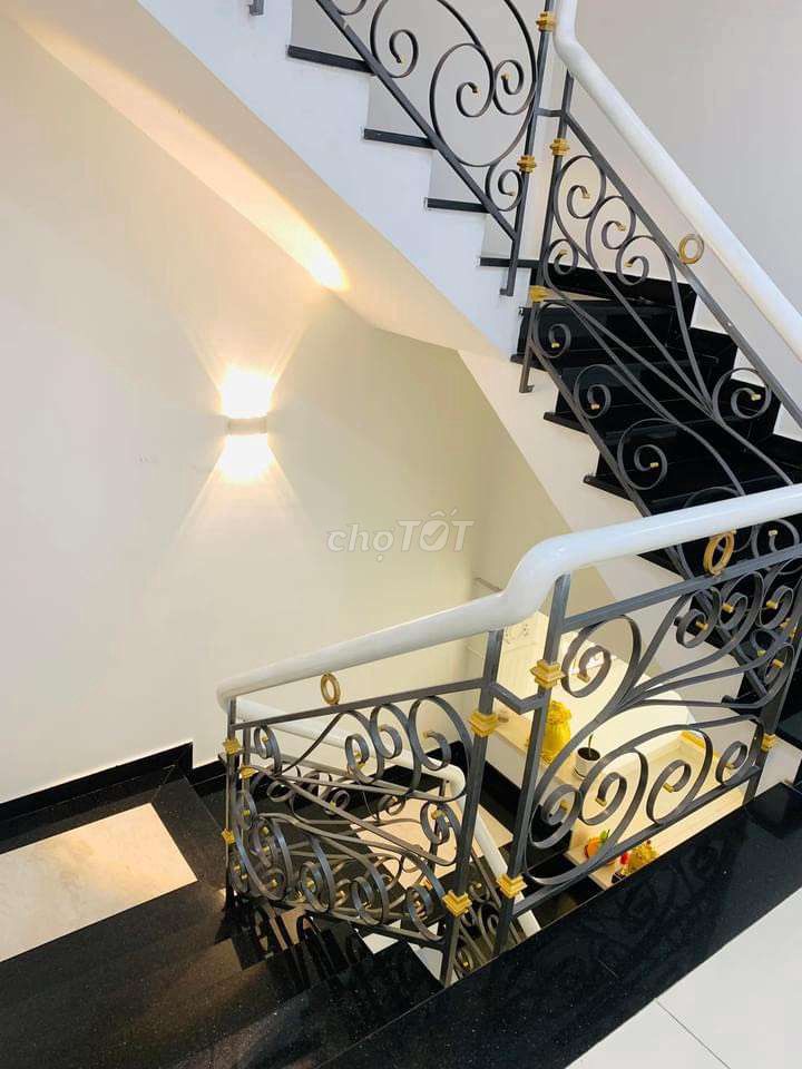 Modern 5-Bedroom Commercial Space in K300 District