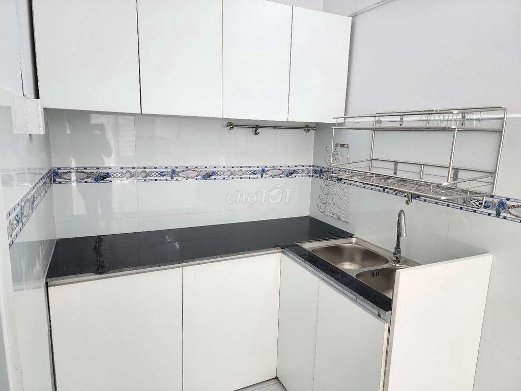 Modern 2-bedroom house with balcony near school