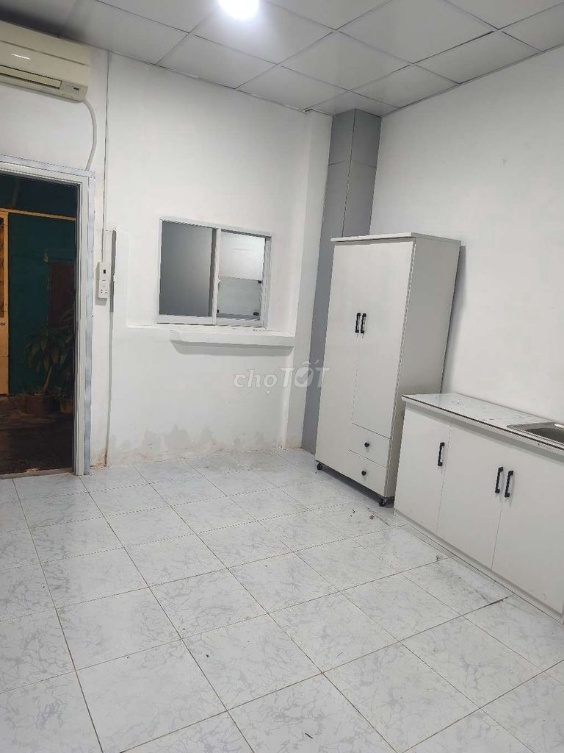 Small Private Room Near Nguyen Van Cu Street, District 5